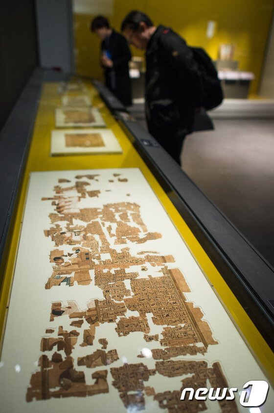 본문 이미지 - 19일 서울 용산구 국립중앙박물관에서 세계 4대 문명 가운데 하나인 이집트 문명을 소개하는 특별전 '이집트 보물전-이집트 미라 한국에 오다' 언론공개회가 열리고 있다. 2009년 특별전 '파라오와 미라'에 이어 두번째로 열리는 이번 이집트 문명전은 미국 뉴욕의 브루클린박물관 소장품 229점을 국내에 소개한다. 고대 이집트의 사람과 동물 미라를 비롯해 화려하게 꾸민 관, 다양한 조각, 장신구 등을 선보인다. 전시는 2017년 4월9일까지. 2016.12.19/뉴스1 ⓒ News1 유승관 기자