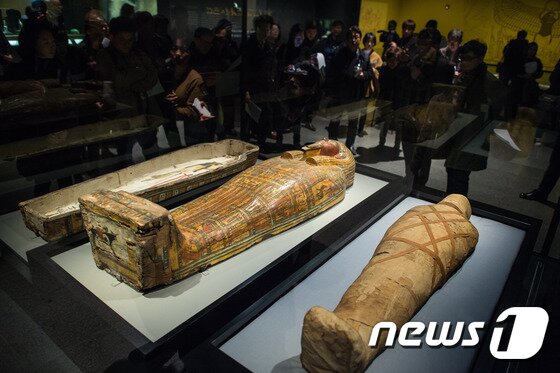 본문 이미지 - 19일 서울 용산구 국립중앙박물관에서 세계 4대 문명 가운데 하나인 이집트 문명을 소개하는 특별전 '이집트 보물전-이집트 미라 한국에 오다' 언론공개회가 열리고 있다. 2009년 특별전 '파라오와 미라'에 이어 두번째로 열리는 이번 이집트 문명전은 미국 뉴욕의 브루클린박물관 소장품 229점을 국내에 소개한다. 고대 이집트의 사람과 동물 미라를 비롯해 화려하게 꾸민 관, 다양한 조각, 장신구 등을 선보인다. 전시는 2017년 4월9일까지. 2016.12.19/뉴스1 ⓒ News1 유승관 기자
