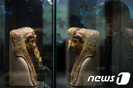본문 이미지 - 19일 서울 용산구 국립중앙박물관에서 세계 4대 문명 가운데 하나인 이집트 문명을 소개하는 특별전 '이집트 보물전-이집트 미라 한국에 오다' 언론공개회가 열리고 있다. 2009년 특별전 '파라오와 미라'에 이어 두번째로 열리는 이번 이집트 문명전은 미국 뉴욕의 브루클린박물관 소장품 229점을 국내에 소개한다. 고대 이집트의 사람과 동물 미라를 비롯해 화려하게 꾸민 관, 다양한 조각, 장신구 등을 선보인다. 전시는 2017년 4월9일까지. 2016.12.19/뉴스1 ⓒ News1 유승관 기자