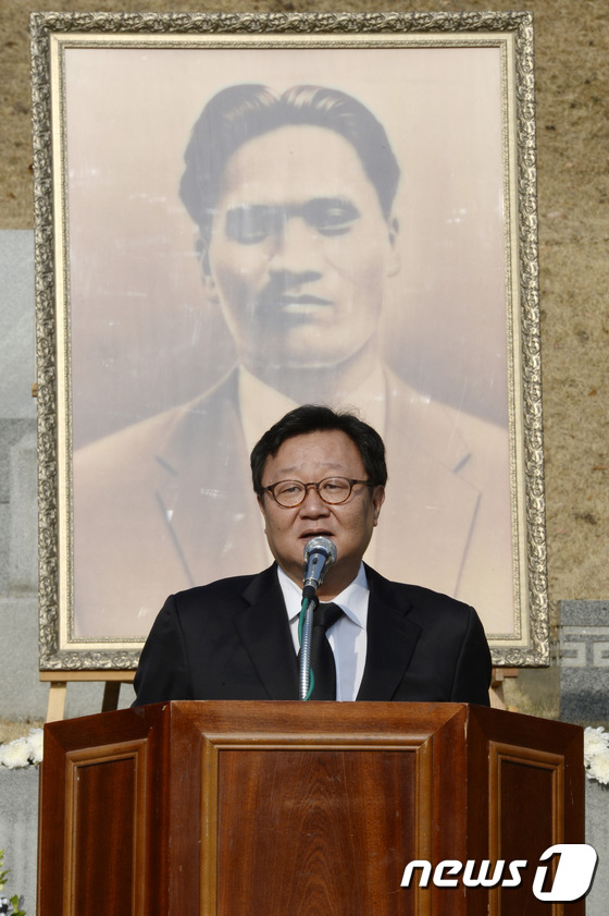 (서울=뉴스1) 안은나 기자 = 윤봉길의사의 장손자 윤주웅씨가 19일 서울 용산구 효창공원 윤봉길의사 묘전에서 열린 매헌 윤봉길의사 순국 제84주기 추모식에서 유족대표인사를 하고 …