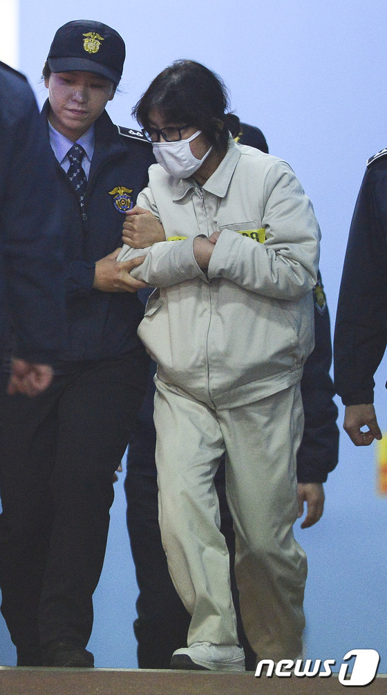 (서울=뉴스1) 신웅수 기자 = '비선실세' 최순실씨가 19일 오후 서울 서초구 서울중앙지방법원에서 열린 첫 재판을 마친 후 호송차에 오르고 있다. 2016.12.19/뉴스1