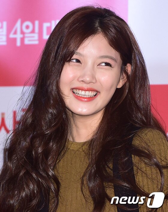 본문 이미지 - 배우 김유정이  미소를 짓고 있다. ⓒ News1star/ 권현진 기자