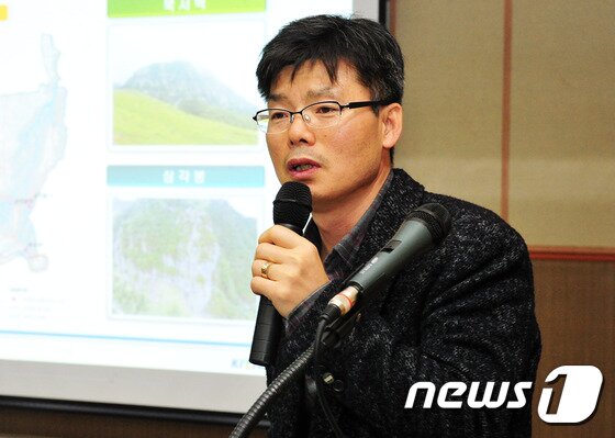 본문 이미지 - 19일 오후 한라수목원 생태학습실에서 열린 &#39;한라산 천연보호구역 기초학술조사 최종보고회에서 제주도세계유산본부 안웅산 지질학 박사가 조사 결과를 발표하고 있다.2016.12.19./뉴스1 ⓒ News1 오미란 기자