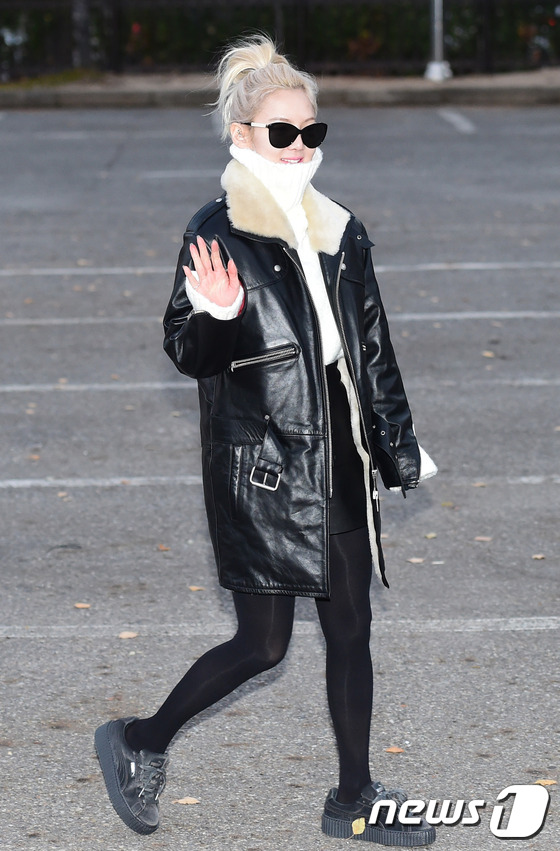 (서울=뉴스1스타) 권현진 기자 = 소녀시대 효연이 2일 오전 서울 여의도 KBS 신관 공개홀에서 열린 KBS2 \'뮤직뱅크\'(이하 뮤뱅) 리허설을 하기 위해 방송국으로 들어서며 …