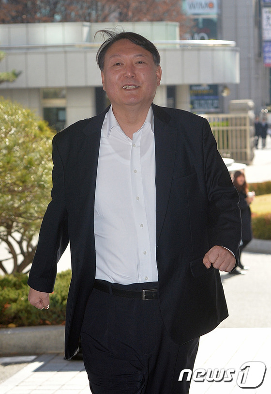 (대전ㆍ충남=뉴스1) 주기철 기자 = '최순실 게이트' 특검 수사팀장으로 내정된 윤석열 검사가 2일 오후 점심식사 후 대전 고검으로 들어오고 있다. 2016.12.2/뉴스1