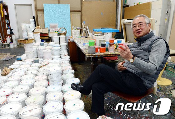본문 이미지 - '포스트 단색화가'로 주목 받고 있는 김태호 화백이 2일 서울 목동 작업실에서 뉴스1과 인터뷰를 하고 있다.2016.12.2/뉴스1 ⓒ News1 이광호 기자