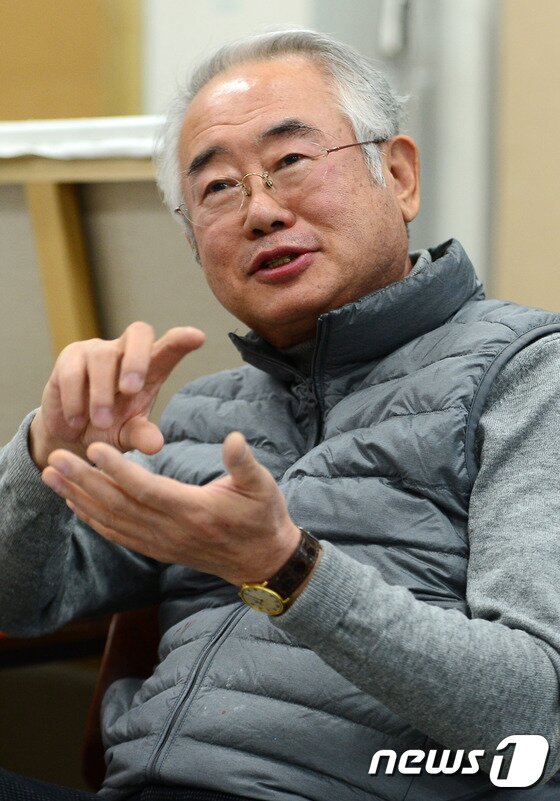 본문 이미지 - '포스트 단색화가'로 주목 받고 있는 김태호 화백이 2일 서울 목동 작업실에서 뉴스1과 인터뷰를 하고 있다.2016.12.2/뉴스1 ⓒ News1 이광호 기자