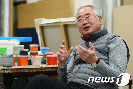 본문 이미지 - '포스트 단색화가'로 주목 받고 있는 김태호 화백이 2일 서울 목동 작업실에서 뉴스1과 인터뷰를 하고 있다.2016.12.2/뉴스1 ⓒ News1 이광호 기자