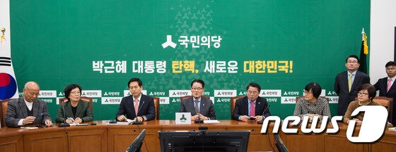 본문 이미지 - 박지원 국민의당 비상대책위원장이 2일 서울 여의도 국회에서 &#39;박근혜 퇴진비상국민행동&#39; 대표자들과 면담하고 있다. 2016.12.2/뉴스1 ⓒ News1 유승관 기자