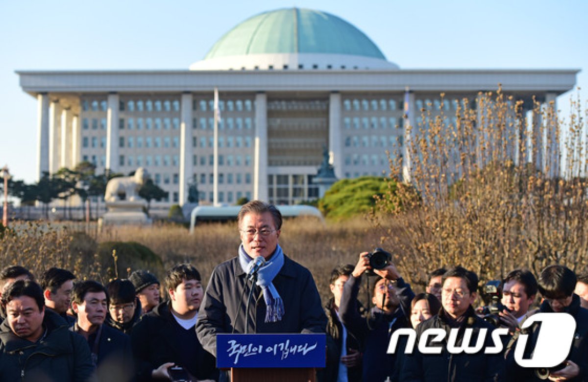 문재인 더불어민주당 전 대표가 2일 국회 정문 앞에서 '박근혜 대통령 탄핵, 국민승리를 위한 호소'를 하고 있다.   2016.12.2/뉴스1 © News1 허경 기자