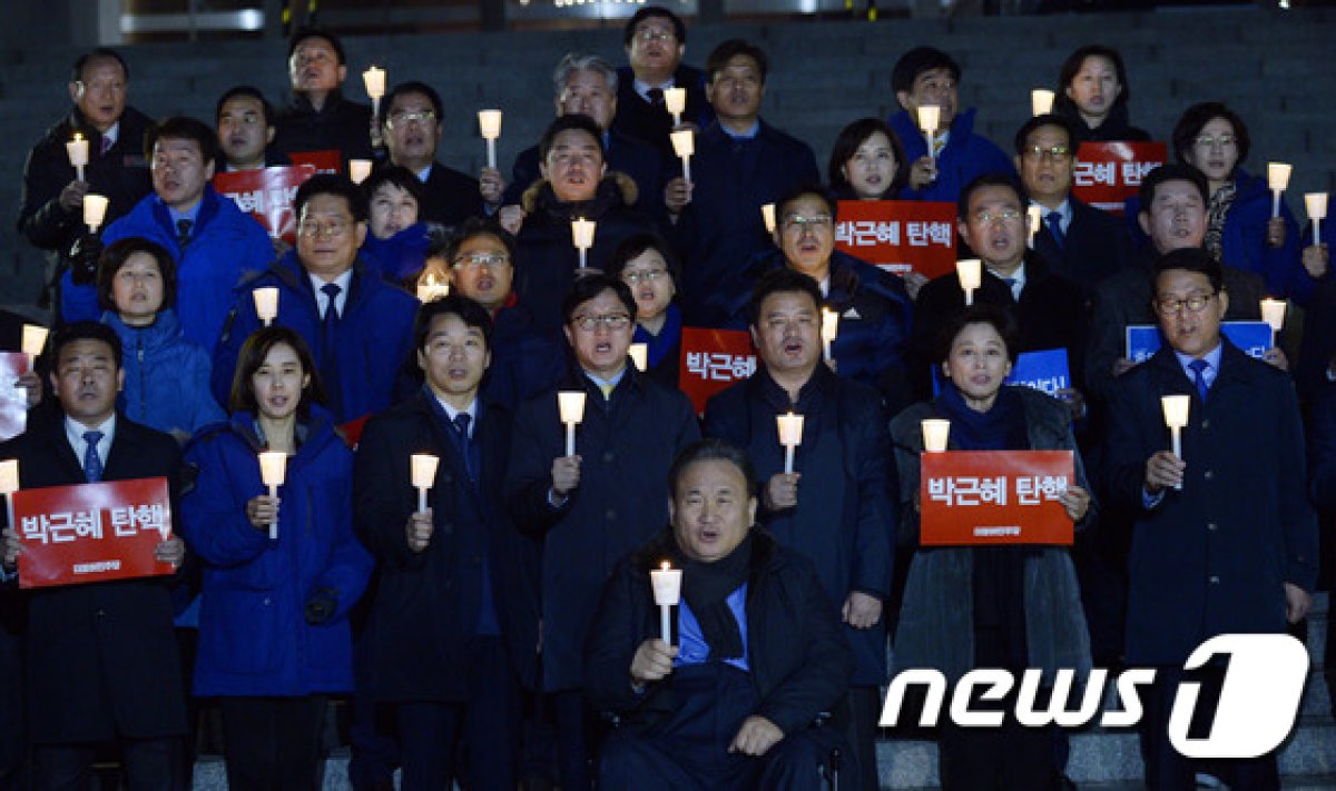 더불어민주당 의원들이 2일 오후 본회의를 앞두고 서울 여의도 국회 앞에서 박근혜 대통령 탄핵을 촉구하며 촛불을 들고 있다. 2016.12.2/뉴스1 © News1 안은나 기자