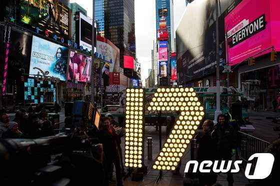 본문 이미지 - 15일 2017년 새해 전날 '뉴 이어 이브' 행사를 앞두고 2017년을 뜻하는 '17' 전광판이 뉴욕 타임스퀘어에 설치됐다. ⓒ AFP=뉴스1