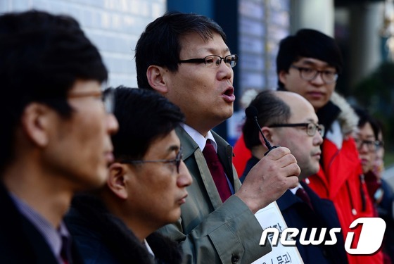 (서울=뉴스1) 박정호 기자 = 민주사회를위한변호사모임 이광철 변호사가 20일 오전 서울 강남구 대치동 특검 사무실이 입주한 건물 앞에서 가진 '민변 장경욱 변호사 부당징계 시도' …