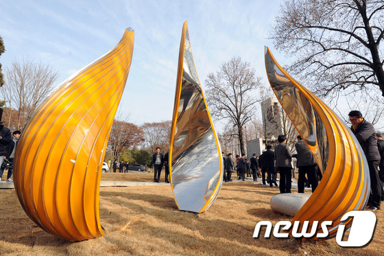 (광주=뉴스1) 황희규 기자 = 20일 오후 광주 북구 용봉동 전남대학교 정문 5·18민주공원에 상징조형물 \'피어나다\'가 설치돼 있다. \'피어나다\' 조형물은 박정용 작가의 …