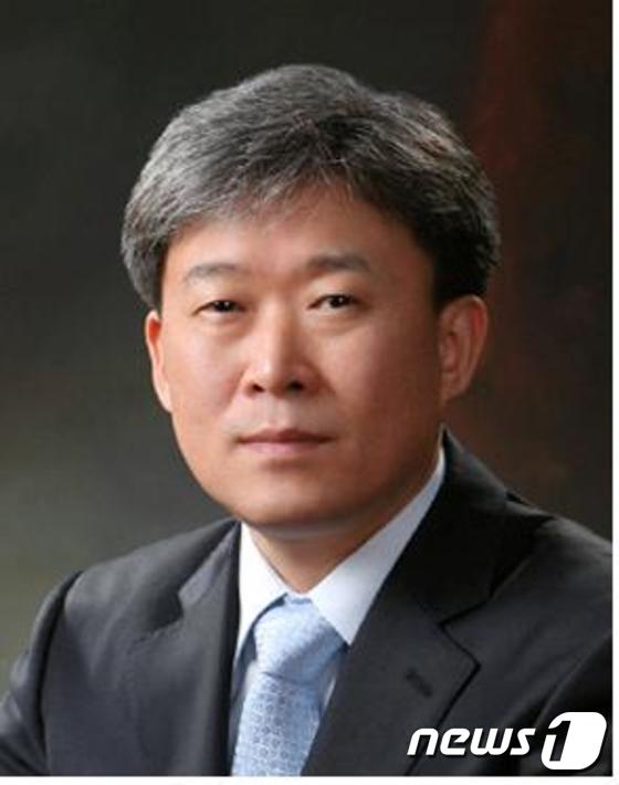 (서울=뉴스1) = 최남규 SK인천석유화학 생산관리실장 겸 대외협력 총괄임원(사진)이 21일 단행된 SK그룹 임원인사를 통해 사장으로 승진했다. 최 신임 사장은 지난 1985년 유 …