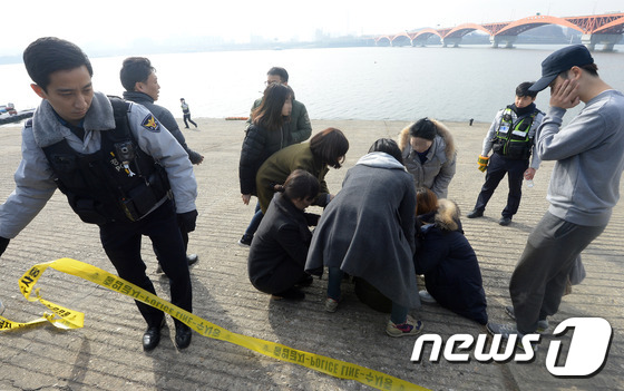 (서울=뉴스1) 황기선 기자 = 홍대클럽 인근에서 실종된 여대생 이수현(19)씨가 실종 8일 만에 한강에서 숨진 채 발견된 21일 서울 망원한강시민공원에서 유가족과 친구들이 오열하 …