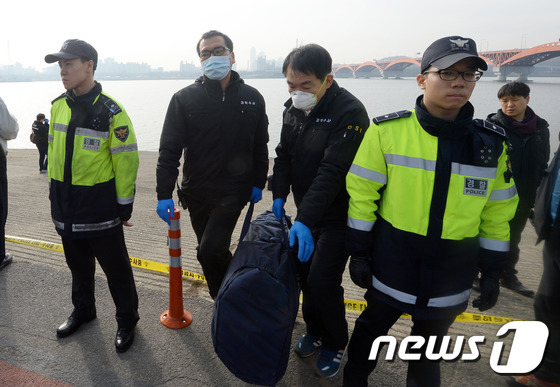 (서울=뉴스1) 황기선 기자 = 홍대클럽 인근에서 실종된 여대생 이수현(19)씨가 실종 8일 만에 한강에서 숨진 채 발견된 21일 서울 망원한강시민공원에서 경찰이 수색작업을 마무리 …