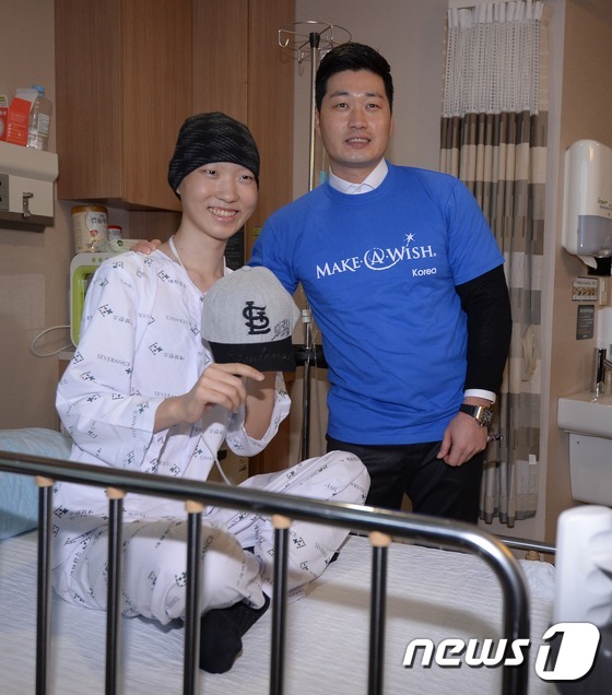 (서울=뉴스1) 이동원 기자 = 미국프로야구 메이저리그에서 활약하는 오승환(34, 세인트루이스)이 21일 오후 서울 서대문구 연세대 세브란스병원 소아암 병동에서 치료중인 임승모 군 …