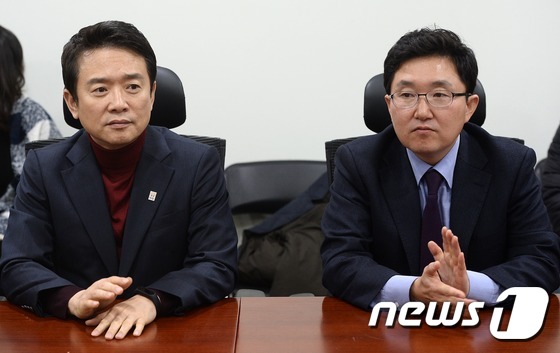 (서울=뉴스1) 오대일 기자 = 21일 서울 여의도 국회 의원회관에서 열린 새누리당 탈당 전현직 의원 모임에서 남경필 경기도지사와 김용태 의원이 추가 탈당 사태와 관련한 입장을 논 …