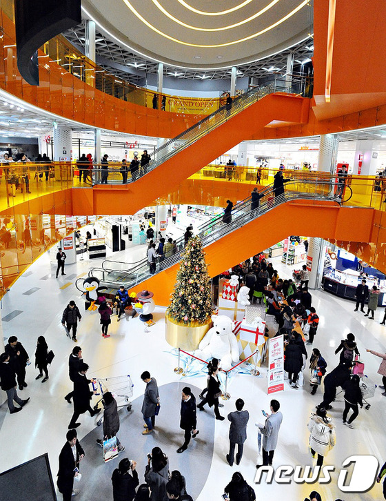 (서울=뉴스1) = 22일 오픈한 경기도 파주시 운정신도시에 위치한 '홈플러스 파주운정점'이 방문객들로 북적이고 있다.홈플러스 파주운정점은 지하 3층, 지상 6층으로 파주시내 대형 …