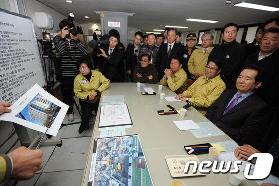 본문 이미지 - 정세균 국회의장이 22일 대구 서문시장 화재현장을 찾아 재난현장 통합본부에서 대구시 관계자로부터 복구 현황 등에 대해 보고를 받고 있다.2016.12.22/뉴스1 ⓒ News1 이종현 기자