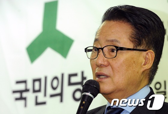 (부산=뉴스1) 여주연 기자 = 박지원 국민의당 원내대표가 22일 오후 부산 진구 양정동 국민의당 부산시당에서 발언을 하고 있다. 박 원내대표는 이날 "반기문 유엔사무총장이 저에게 …