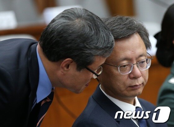 본문 이미지 - 우병우 전 청와대 민정수석이 22일 오후 서울 여의도 국회에서 열린 박근혜정부의 최순실 등 민간인에 의한 국정농단 의혹사건 진상규명을 위한 국정조사 특별위원회 5차 청문회에서 박영선 의원이 처갓집 가족 회사 '정강'의 전무라고 밝힌 이정국씨로부터 보고를 받고 있다. 2016.12.22/뉴스1 ⓒ News1 손형주 기자