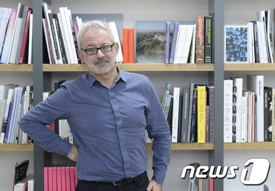 본문 이미지 - 바르토메우 마리 국립현대미술관 관장이 22일 서울 종로구 국립현대미술관에서 뉴스1과 인터뷰를 하고 있다. 2016.12.22/뉴스1 ⓒ News1 안은나 기자