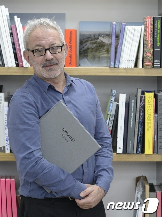 본문 이미지 - 바르토메우 마리 국립현대미술관 관장이 22일 서울 종로구 국립현대미술관에서 뉴스1과 인터뷰를 하고 있다. 2016.12.22/뉴스1 ⓒ News1 안은나 기자