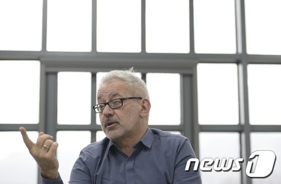 본문 이미지 - 바르토메우 마리 국립현대미술관 관장이 22일 서울 종로구 국립현대미술관에서 뉴스1과 인터뷰를 하고 있다. 2016.12.22/뉴스1 ⓒ News1 안은나 기자