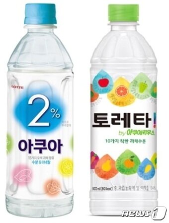 본문 이미지 - 롯데칠성음료의 '2% 아쿠아(왼쪽)'와 코카콜라의 '토레타 바이 아쿠아리우스. 2016.12.23/뉴스1 ⓒ News1
