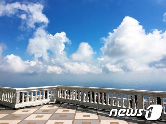 본문 이미지 - 치앙마이 시내를 한 눈에 내려다 볼 수 있는 도이수텝 전망대ⓒ News1 윤슬빈 기자