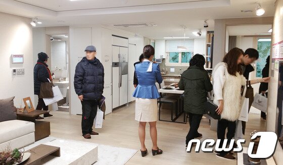 본문 이미지 - 모델하우스 내 실내 유니트를 구경하는 내방객들ⓒ News1