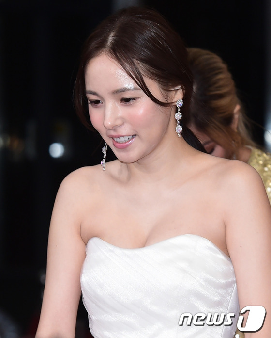 (서울=뉴스1스타) 권현진 기자 = 배우 민효린이 24일 오후 서울 여의도 kbs홀에서 열린 KBS 연예대상에 참석하고 있다.