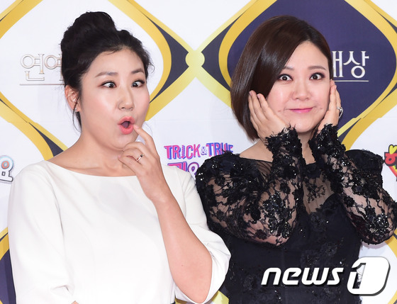 (서울=뉴스1스타) 권현진 기자 = \'언니쓰\' 라미란, 김숙(오른쪽)이 24일 오후 서울 여의도 kbs홀에서 열린 KBS 연예대상에 참석해 포즈를 취하고 있다.