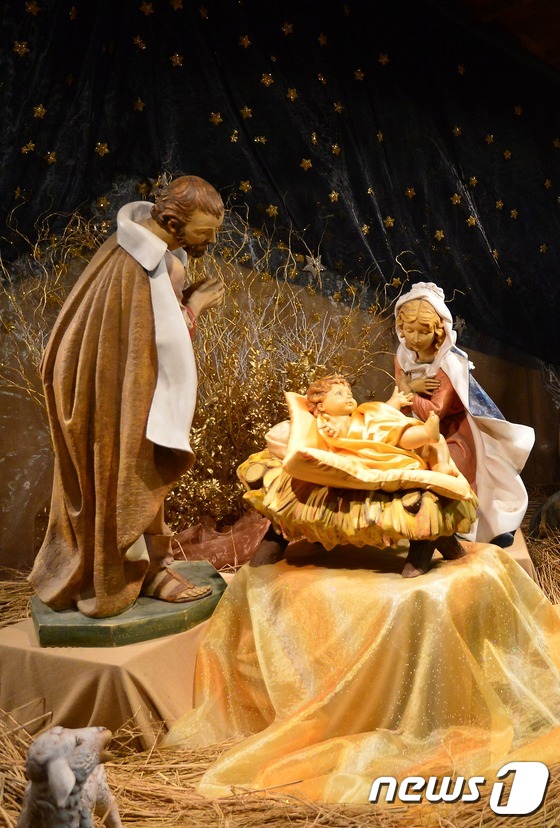 (서울=뉴스1) 민경석 기자 = 성탄절을 하루 앞둔 24일 오후 서울 중구 명동성당에 마련된 구유에 아기 예수상이 안치 돼 있다. 2016.12.25/뉴스1