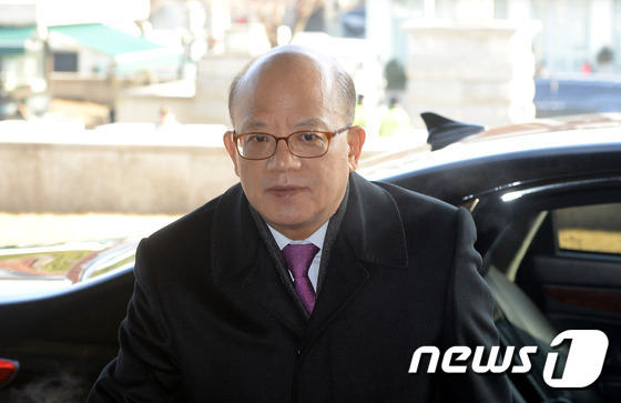 (서울=뉴스1) = 박한철 헌법재판소 소장이 25일 서울 종로구 헌법재판소로 출근하고 있다. 헌재는 오는 27일 탄핵심판의 2차 준비절차기일을 열 예정이다.  2016.12.25/ …