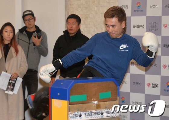 본문 이미지 - 김병지스포츠문화진흥원 이사장인 김병지 가 25일 오후 서울 서초구 더케이호텔 그랜드볼룸에서 열린 ‘파퀴아오, 김병지를 이겨라’ 자선행사에서  발차기로 펀칭머신을 가격하고 있다.  2016.12.25/뉴스1 ⓒ News1 구윤성 기자