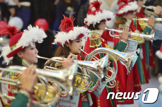 (서울=뉴스1) 신웅수 기자 = 25일 오후 서울 영등포구 타임스퀘어에서 열린 메리 크리스마스 퍼레이드에서 고적대가 퍼레이드를 선보이고 있다. 2016.12.25/뉴스1
