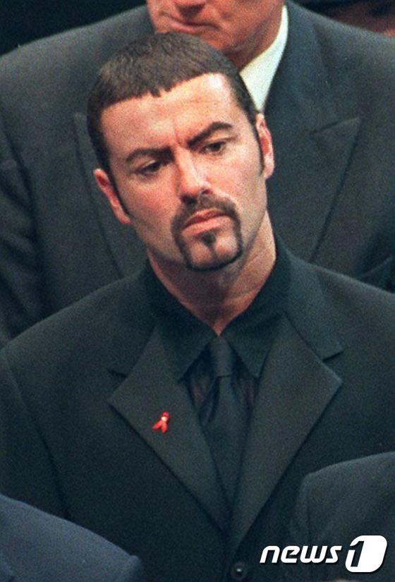 (런던 AFP=뉴스1) 최종일 기자 = 그룹 '왬'에서 활동한 영국의 유명 팝가수 조지 마이클이 향년 53세로 사망했다고 외신들이 25일(현지시간) 보도했다. 사진은 1997년 9 …