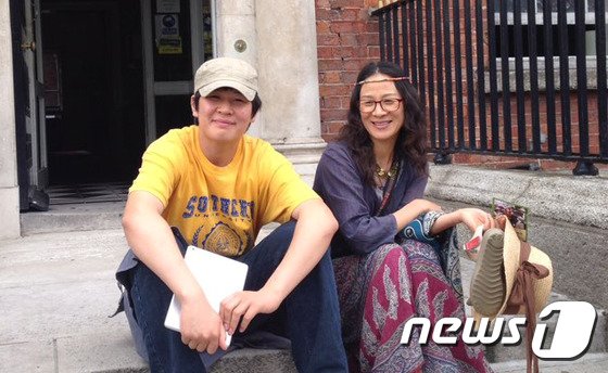 본문 이미지 - 고교 3년만 정규 학교에 다니고 서울대 생명과학부에 합격한 류옥하다군과 어머니 옥영경씨가 지난해 아일랜드 더블린박물관에서 사진 촬영한 모습.(자유학교 물꼬 제공)2016.12.26.ⓒ News1