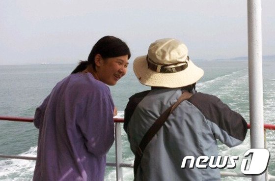 정규 학교에 다니지 않고 산골서 밭일을 하던 댕기 머리 소년 류옥하다군&#40;왼쪽&#41;이 고교에 입학하기 전인 2013년 전남 신안군 우이도를 여행할 때 모습.&#40;자유학교 물꼬 제공&#41;.2016.12.26.ⓒ News1