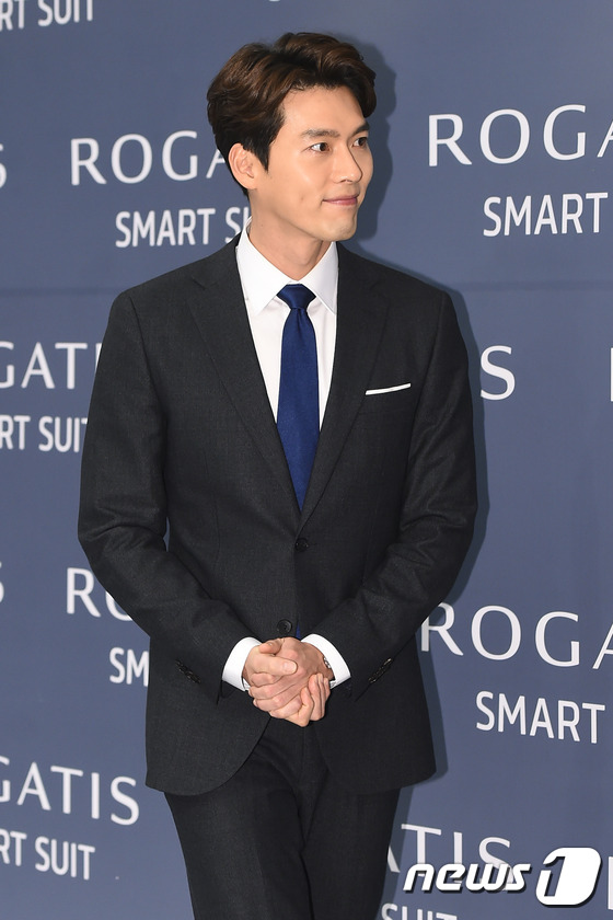 (서울=뉴스1스타) 고아라 기자 = 배우 현빈이 26일 오후 서울 용산 아이파크몰에서 열린 한 슈트 브랜드 팬사인회에 참석해 매력 보조개 미소를 발산하고 있다.