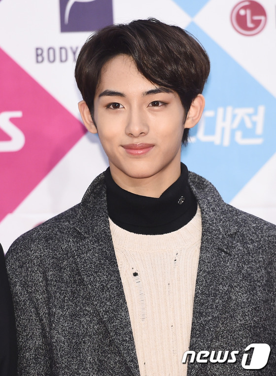 (서울=뉴스1스타) 고아라 기자 = NCT 윈윈이 26일 오후 서울 삼성동 코엑스 D홀에서 열린 ‘2016 SAF SBS 가요대전’ 레드카펫에 참석해 포즈를 취하고 있다.