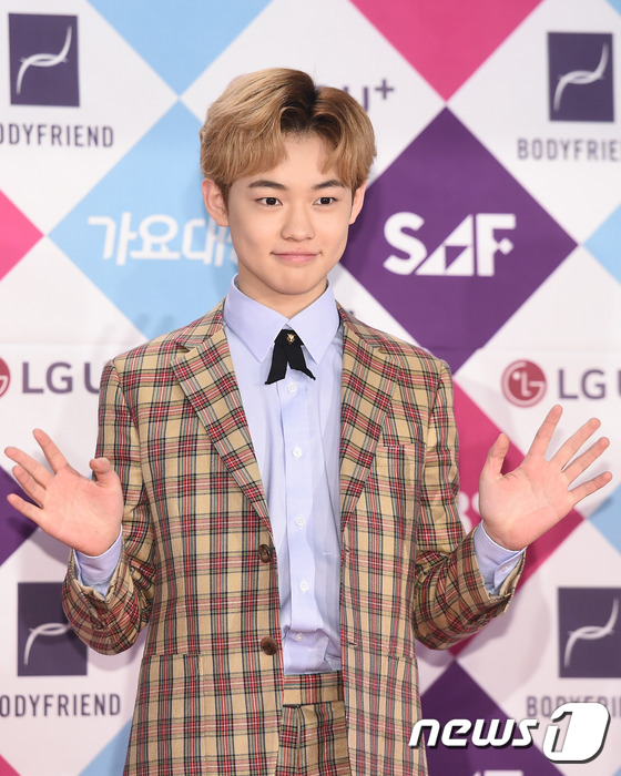 (서울=뉴스1스타) 고아라 기자 = NCT 드림 천러가 26일 오후 서울 삼성동 코엑스 D홀에서 열린 ‘2016 SAF SBS 가요대전’ 레드카펫에 참석해 포즈를 취하고 있다.