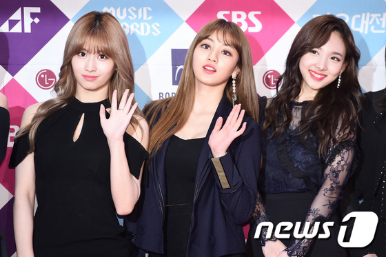 (서울=뉴스1스타) 고아라 기자 = 트와이스 모모, 지효, 나연(왼쪽부터)이 26일 오후 서울 삼성동 코엑스 D홀에서 열린 ‘2016 SAF SBS 가요대전’ 레드카펫에 참석해 포 …