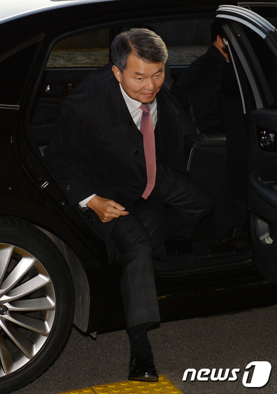 출근하는 이진성 헌법재판관