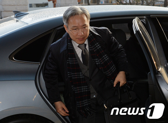 차에서 내리는 강일원 재판관