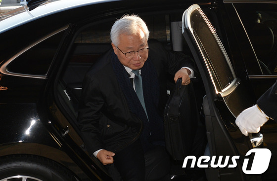 차에서 내리는 김창종 재판관