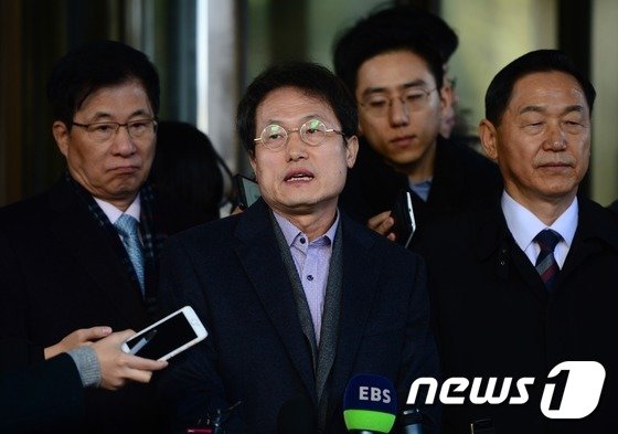 본문 이미지 - 대법원으로부터 허위사실 공표 혐의에 대해 벌금형의 선고유예 판결을 받은 조희연 서울시 교육감이 27일 오전 서울 서초구 대법원 대법정 앞에서 소감을 밝히고 있다.  2016.12.27/뉴스1 ⓒ News1 박지혜 기자